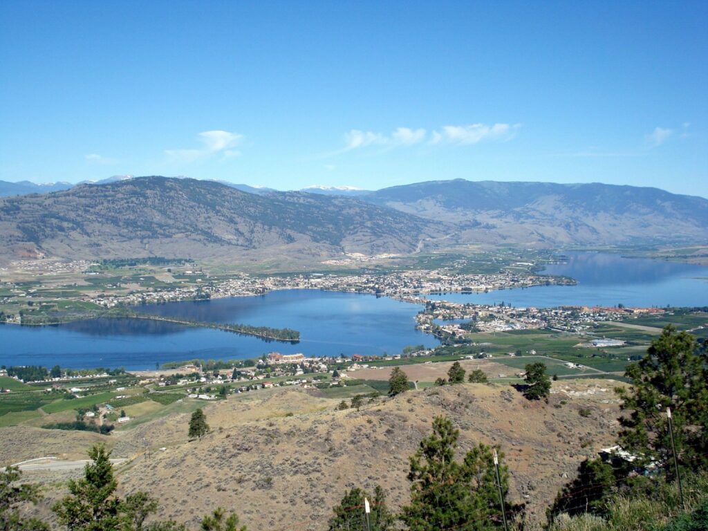 从 Anarchist Mountain Lookout 俯瞰 Osoyoos Lake 与城镇