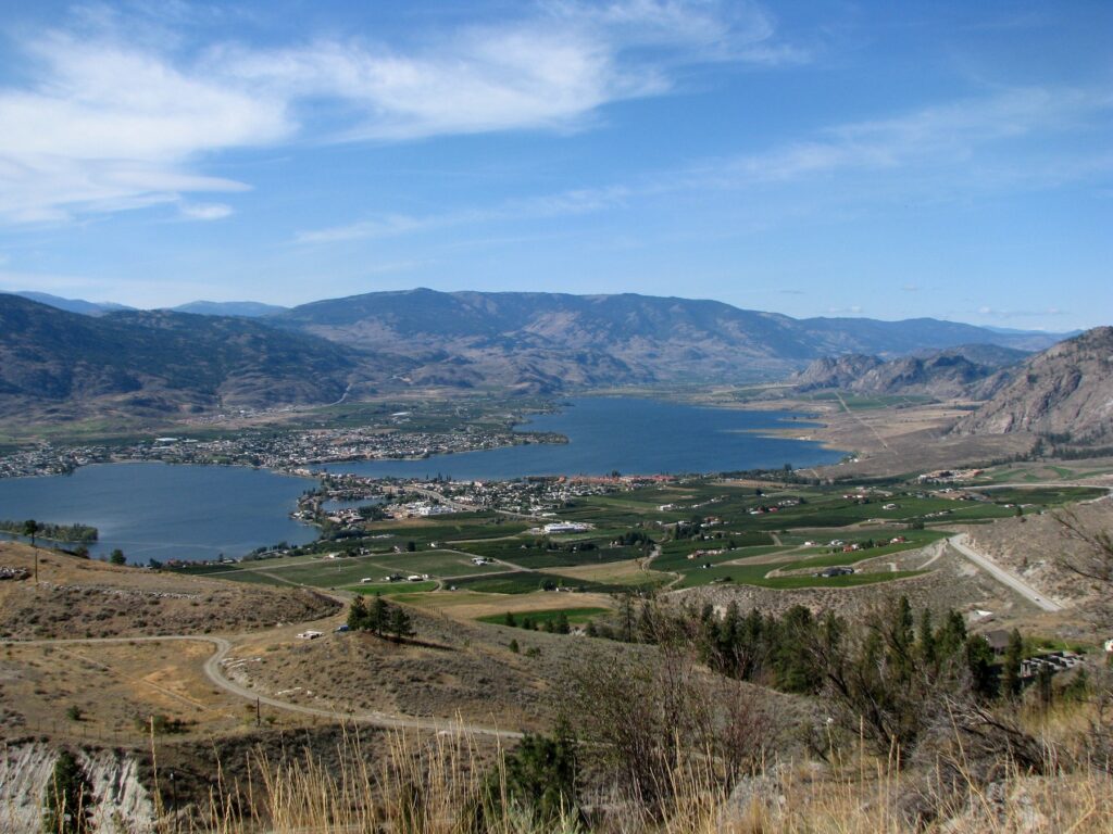 South Okanagan 山坡与 Osoyoos Lake 旁的葡萄园